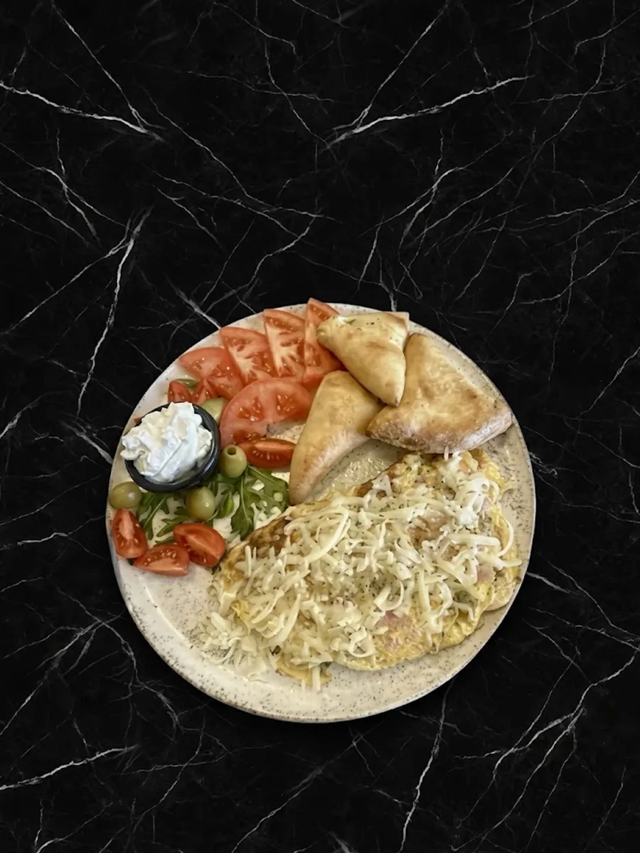 Italijanski omlet sa domaćim toplim hlebčićima